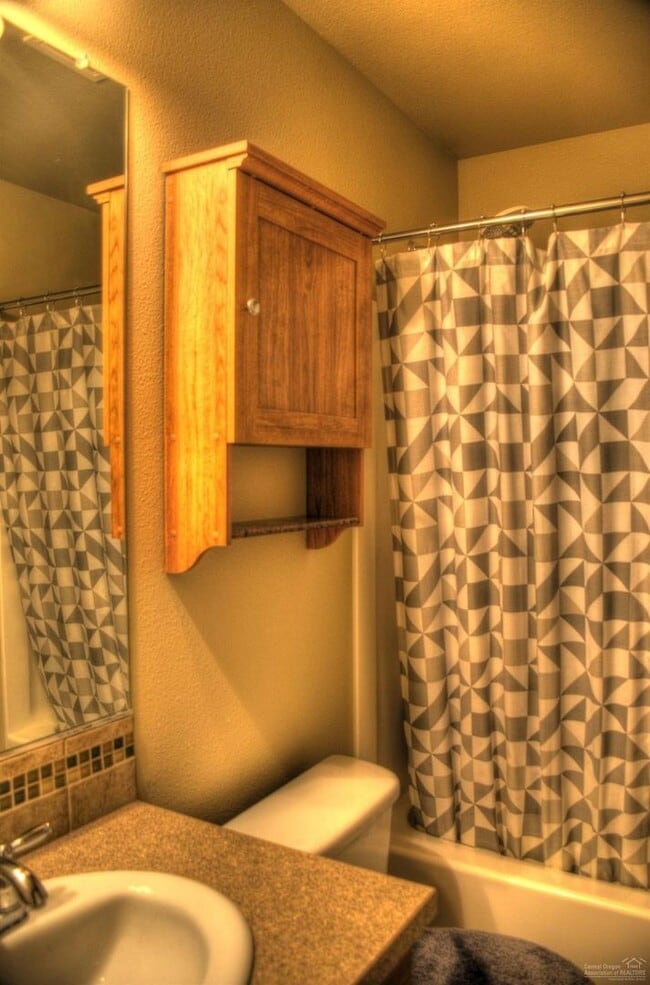 Building Photo - Darling Townhouse in Southeast Bend!