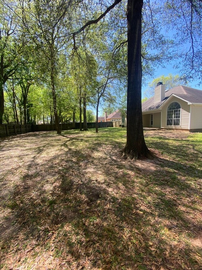 Building Photo - 1112 Panola Cir
