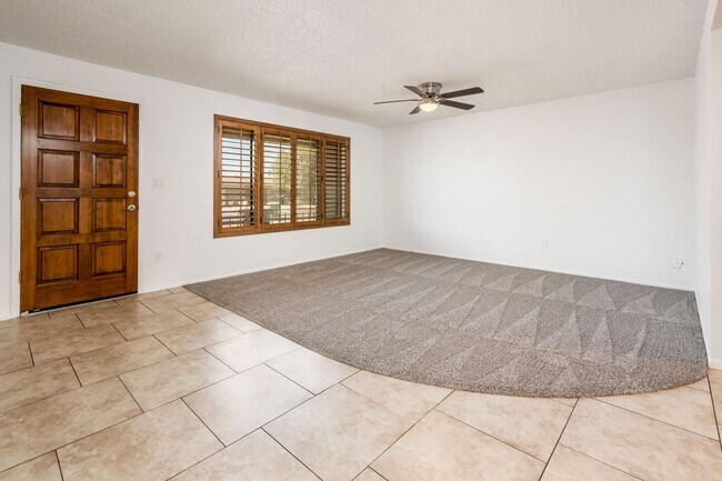 Building Photo - 3/2 sfh 2 car garage, huge yard 35th Ave &...