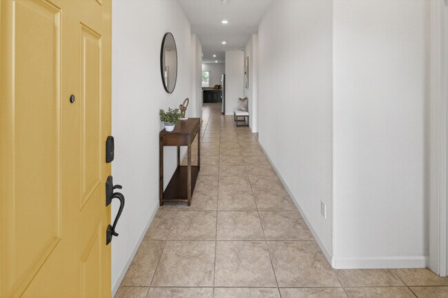 Building Photo - Gorgeous West Roseville Solar Home