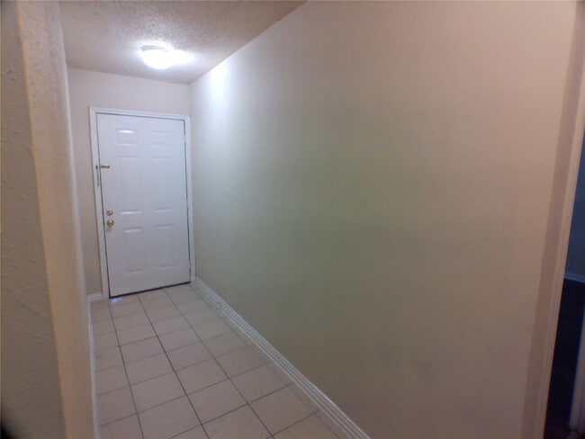 Building Photo - 1301 Glenmore Dr