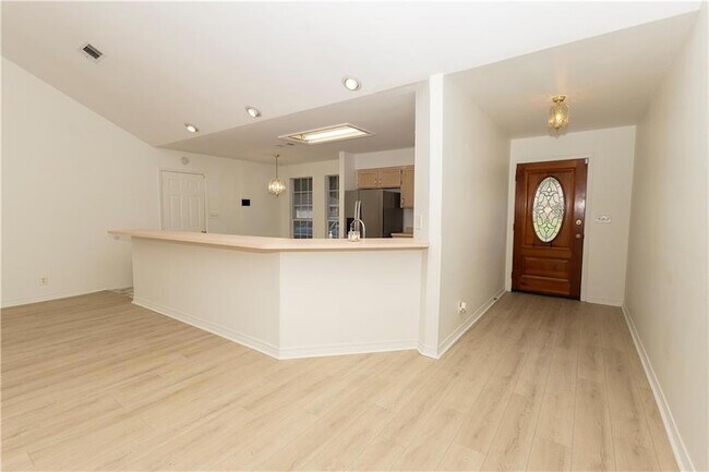 Building Photo - 118 Everest Dr