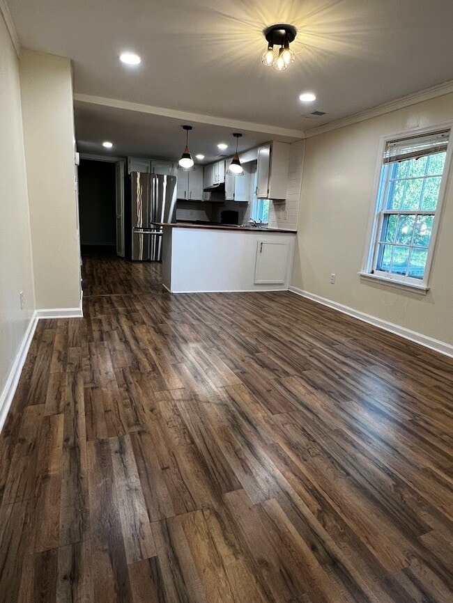 Building Photo - 215 S Skinner Ave