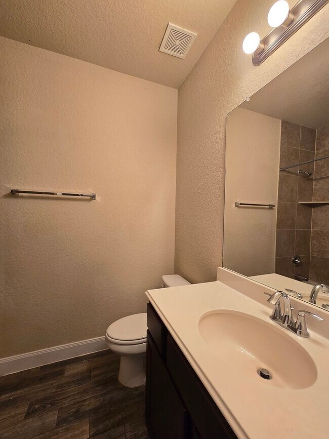 Building Photo - Walk to Historic Gruene! Fridge Included /...