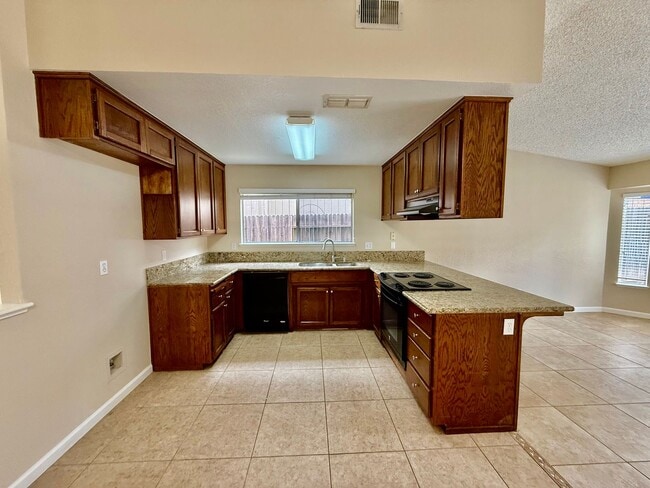 Building Photo - Charming home available Immediately