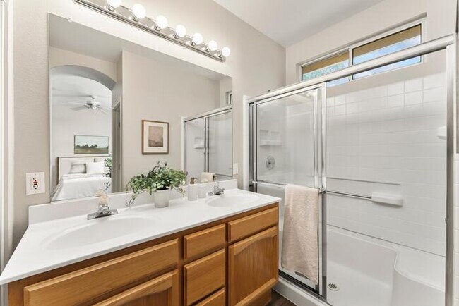 Building Photo - Beautiful 3 Bedroom 2 Bathroom in Gated Community of Folsom, CA!