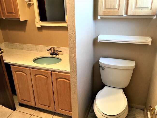 Building Photo - 2 Bed 1.5 Bath | Single Story | Nob Hill Location | Pet Allowed with Restrictions | Large Backyard