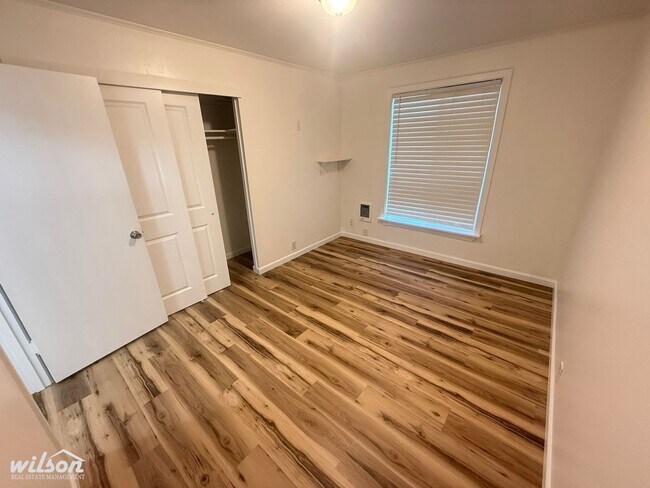 Building Photo - 1420-1420 Queen Ave