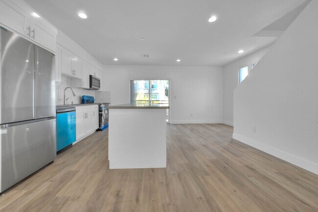 Building Photo - Luxury 2 & 4 Bed Townhomes in NoHo!