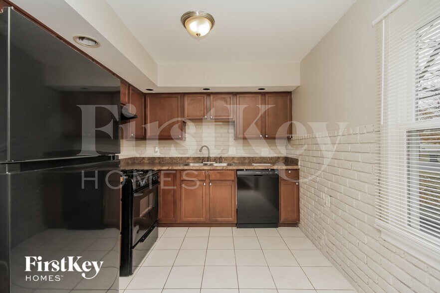 Building Photo - 639 N Martha St