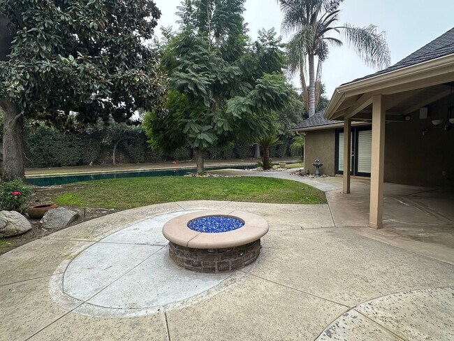 Building Photo - Entertainer delight rental home located in ''The Lakes'' subdivision coming soon!