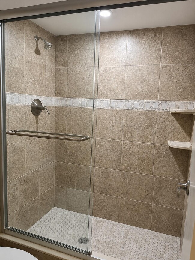 Building Photo - 450 Commodore Dr