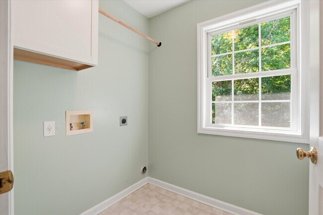 Building Photo - "Exquisite 4-Bed Sanctuary with Cozy Fireplace & Spacious 2,204 Square Foot Layout on Willoughby ...