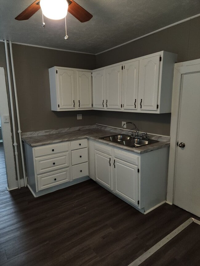 Building Photo - 3 bedroom 1.5 bath home