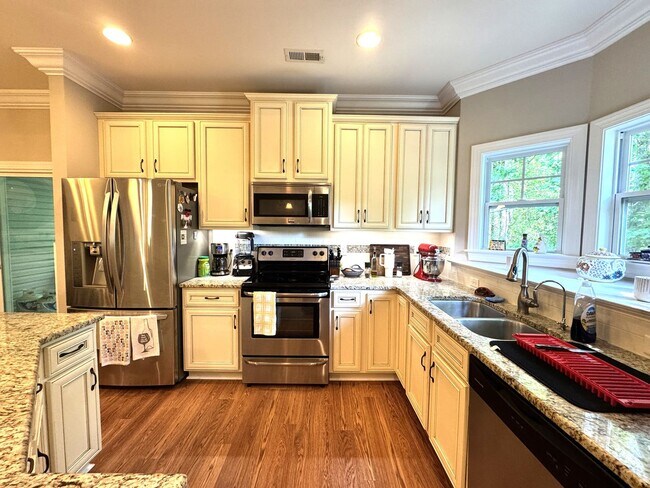 Building Photo - Stunning Home with an Upstairs Apartment or In-law Suite