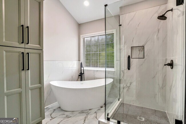 Building Photo - 8008 Clearview Cir