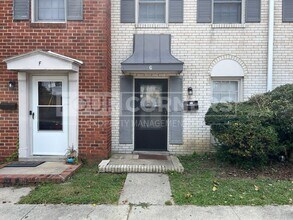 Building Photo - Lovely 2 Bedroom 1.5 Apartment