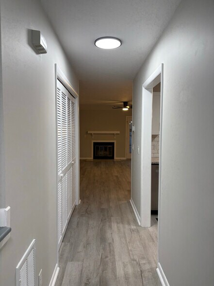 Building Photo - 1252 N Forest Dr