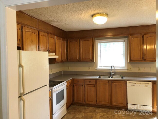 Building Photo - 703 Battleground Rd