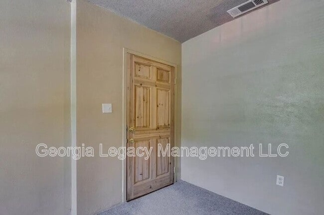 Building Photo - 65 Hughes St