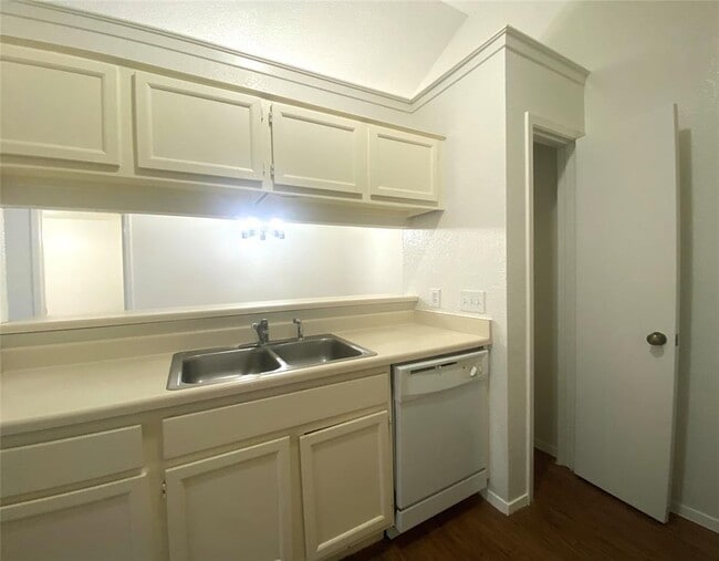 Building Photo - 12309 Dellrey Dr