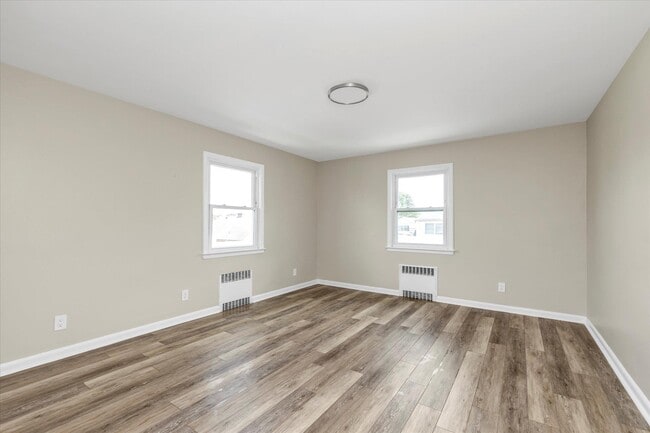 Building Photo - 260 Roslyn Rd