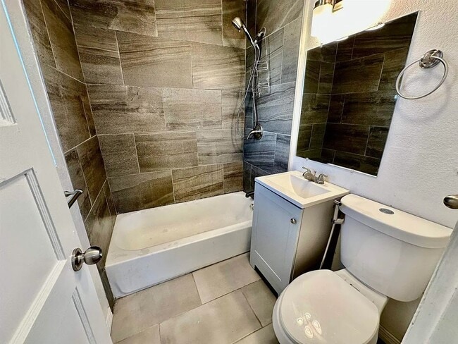 Building Photo - 819 15th St