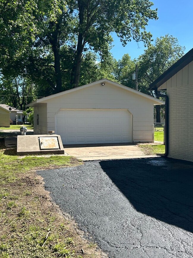Building Photo - Just Remodeled! 3BR 1 1/2BA House - w/Garage!