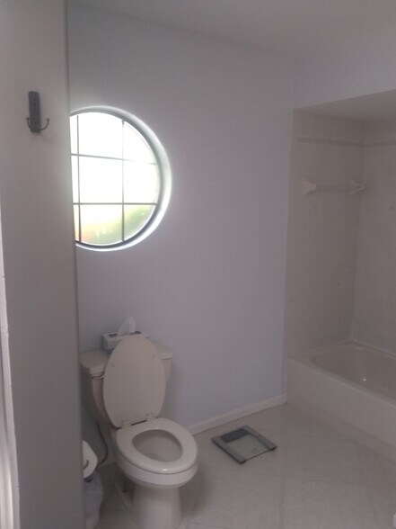 Master bathroom soaker tub - 147 Filbert St