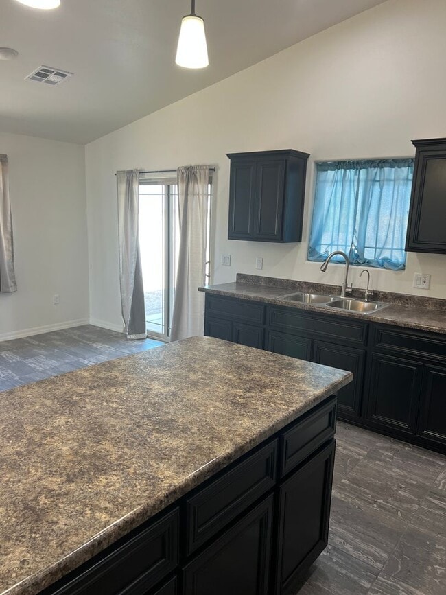 Building Photo - 3 Bedroom 2 Bath Home with fencing in San Luis AZ.