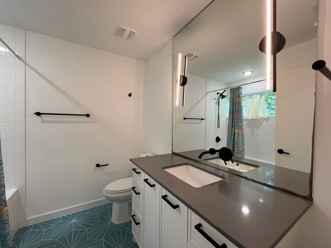 Building Photo - Great Studio Close to Downtown