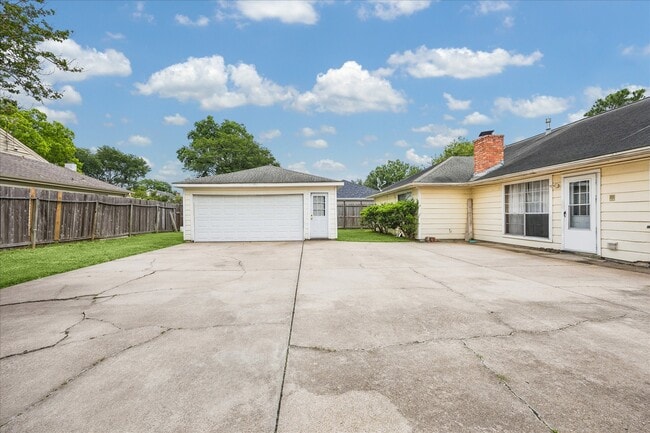 Building Photo - 11926 Waldemar Dr