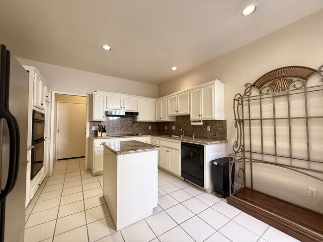 Building Photo - AVAILABLE NOW!! GORGEOUS 3 Bedroom 3 Bathroom Condo with Lake Views in Rancho Mirage!