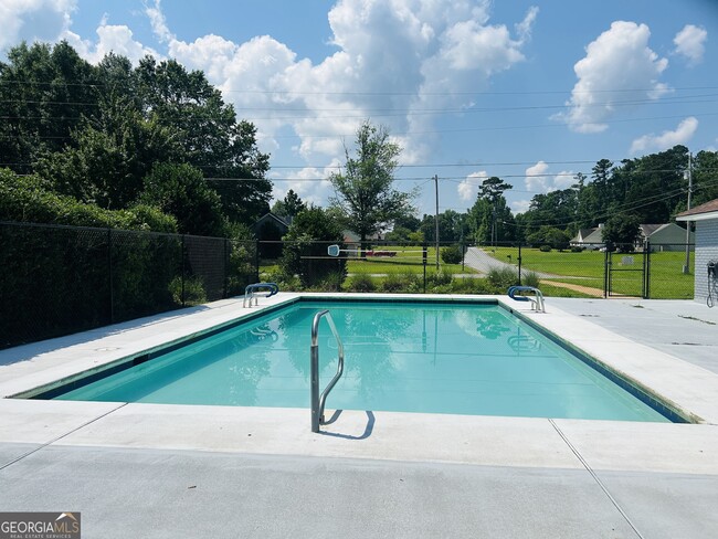 Building Photo - 210 Shamrock Way