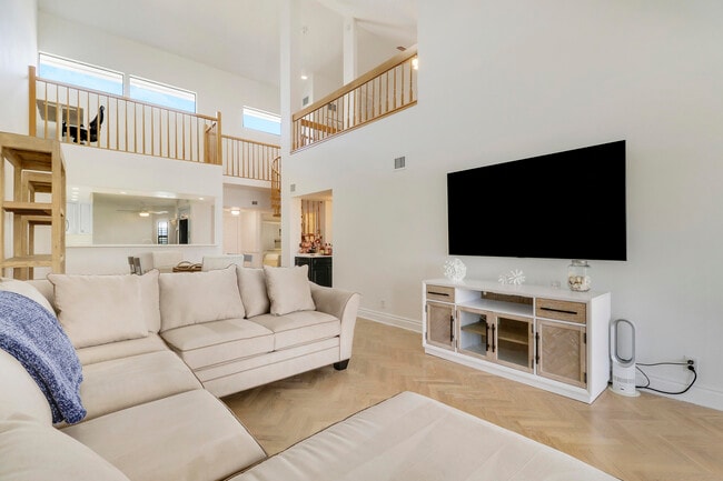 Building Photo - 543 Bay Colony Dr N