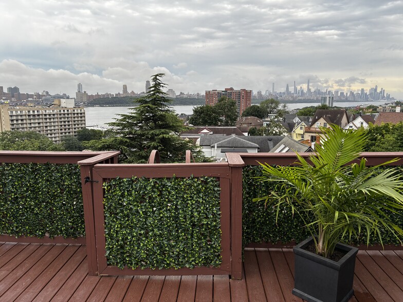 Building Photo - 553 Undercliff Ave