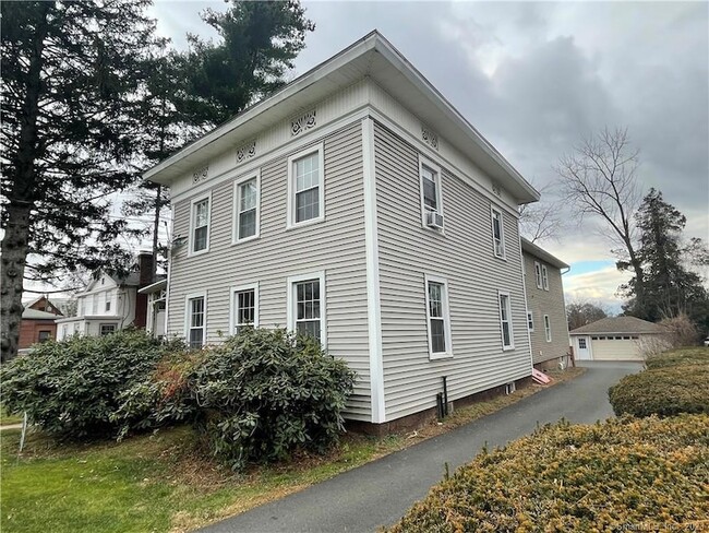 Building Photo - 324 Main St