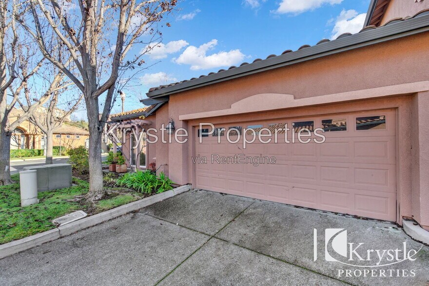 Building Photo - 8401 Benavente Ct