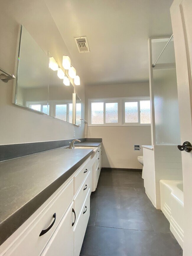 Building Photo - Spacious 5 BR 2 BA!