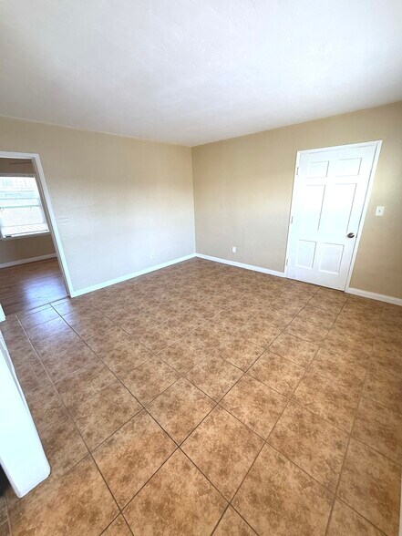 Primary Photo - 180 Glover Ave