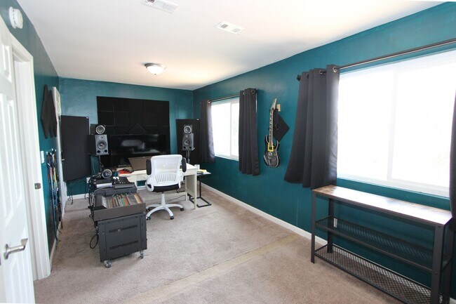Building Photo - 4 Bedroom 2 Bathroom Home  - Move in special