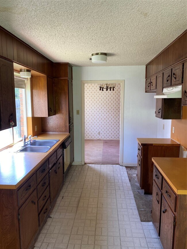 Building Photo - 802 Yorktown Dr