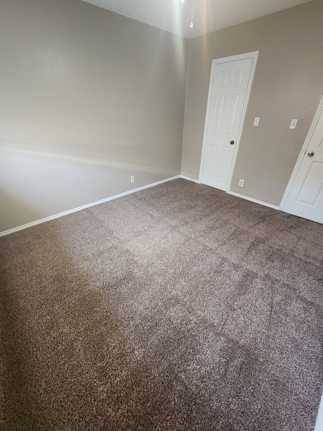 Building Photo - 3 bed 2 bath home, 2 car garage, 2 living areas!