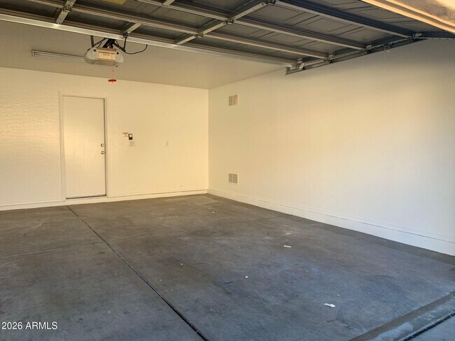 Building Photo - 5809 E Hampton Ave