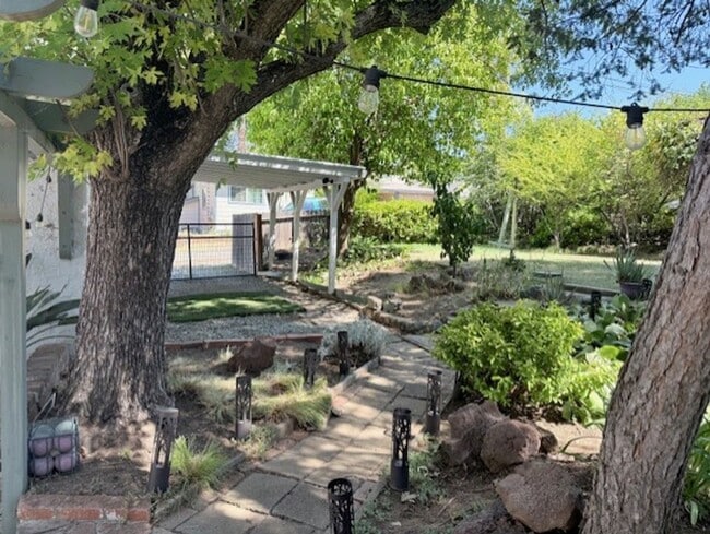 Building Photo - Furnished 3 Bedroom Downtown Home On Corne...