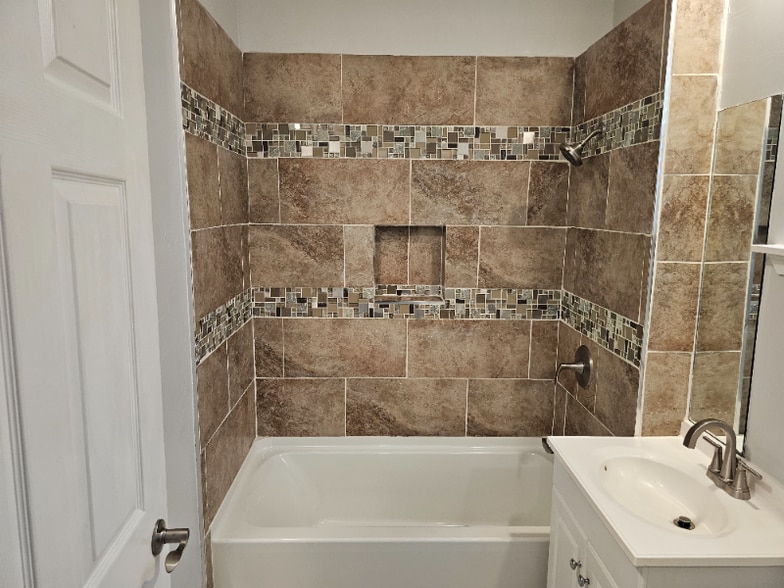 Building Photo - 1511 N Dupre St