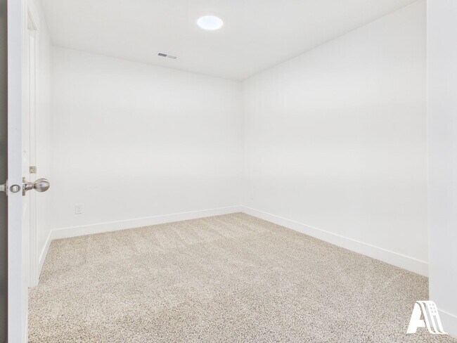 Building Photo - 443 E 650 N