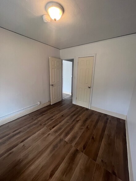 Building Photo - 214 W 57th St