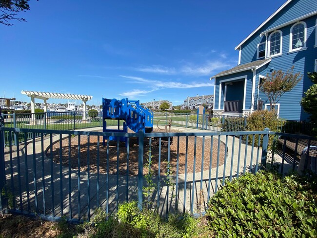 Building Photo - 3 Bed 2.5 Bath Townhouse W/ Attached Garage In Portside Village