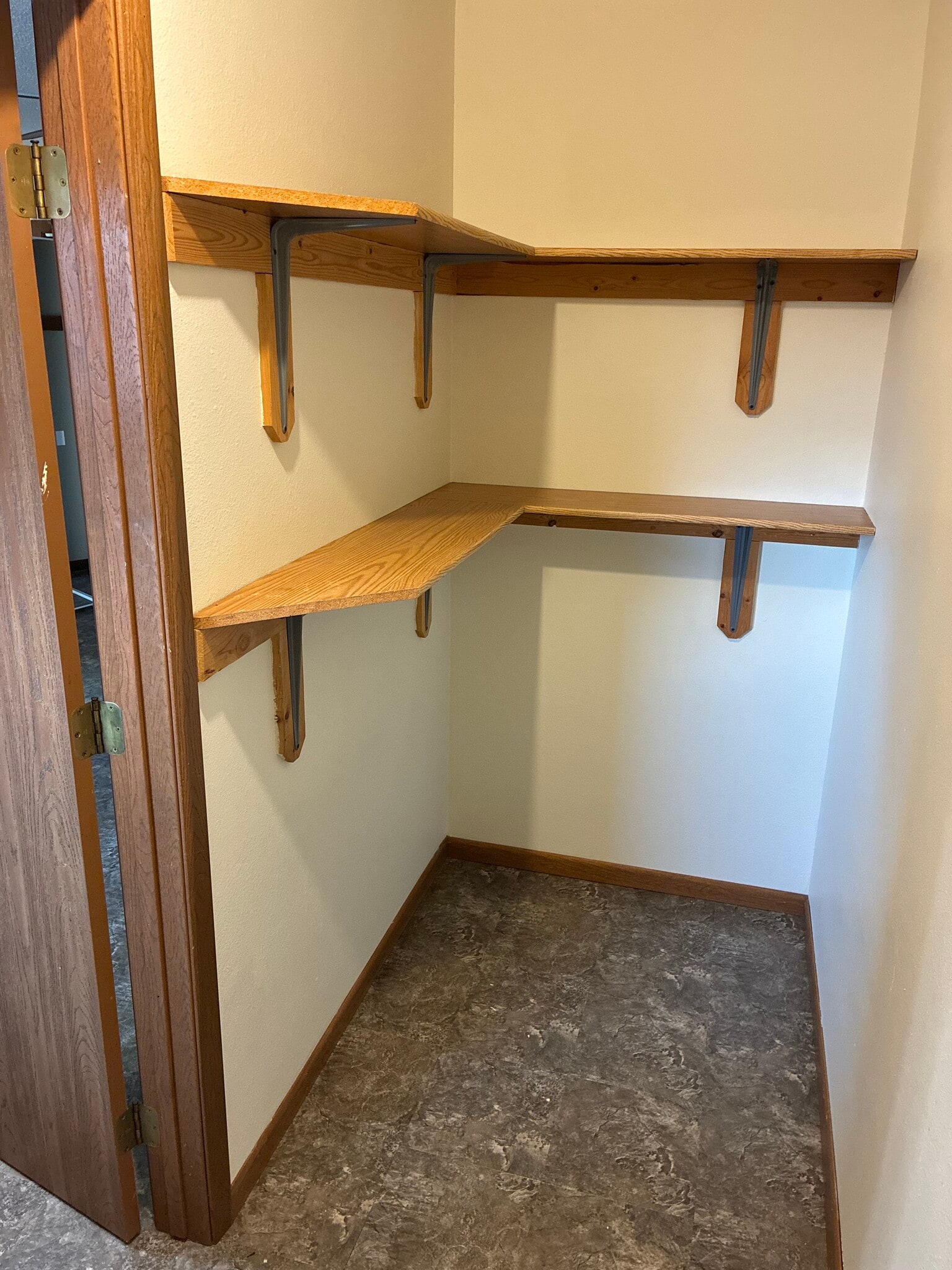 Building Photo - 2318 Meadow Ln